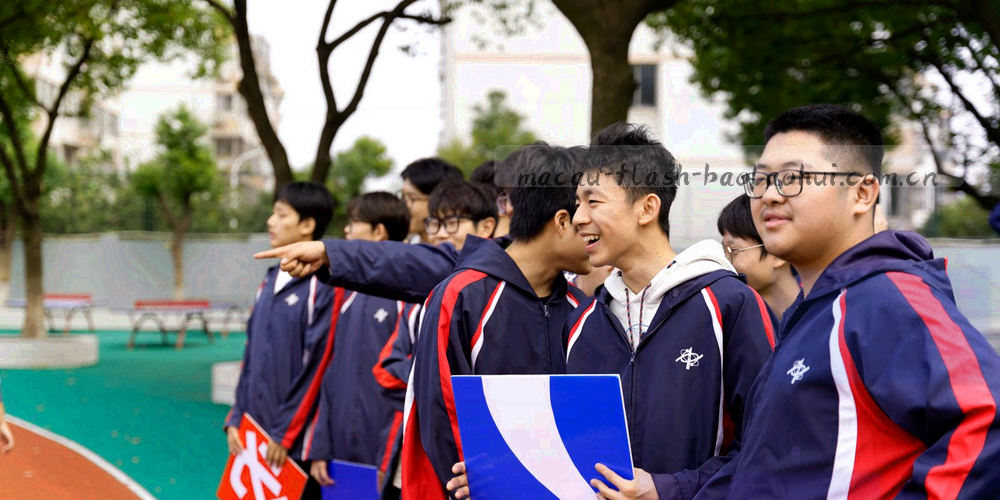 三块大小不等的深色面板并列排列，每块面板上带一个版本编号